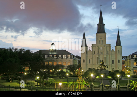 Illuminazione serale Cattedrale di San Louis Jackson Square New Orleans in Louisiana Foto Stock