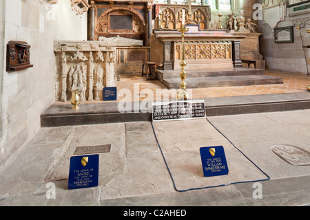 Le tombe di Guglielmo e Anne Shakespeare sono di fronte all'altare maggiore nella chiesa della Santa Trinità, Stratford Upon Avon, Warwickshire UK Foto Stock