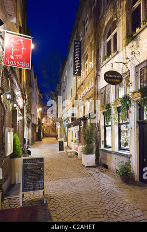 Ristoranti a notte su Wijngaardstraat nella città vecchia, Anversa, Belgio Foto Stock