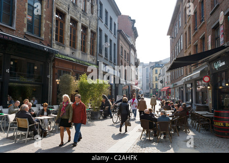 Anversa, Belgio. Negozi e caffetterie su Melkmarkt nel centro della città, Anversa, Belgio Foto Stock