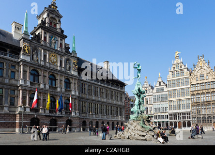 Il Grote Mark (piazza principale) con la Stadhuis (Municipio) a sinistra e il Brabo fontana nel centro di Anversa, Belgio Foto Stock
