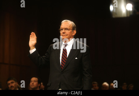 National Security Advisor Anthony Lake essendo giurato alla sua nomina di audizione come direttore della CIA nel congresso Foto Stock