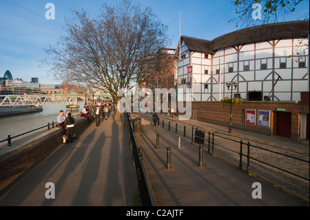 Il Globe Theatre di Shakespeare sulla riva sud del fiume Tamigi a Londra, Inghilterra, Regno Unito. Foto Stock
