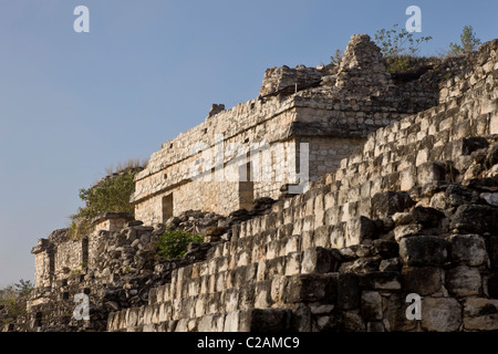 Passi che conducono fino a uno dei 'Twin Pyamids' presso le rovine Maya di Ek Balam nella penisola dello Yucatan, Messico. Foto Stock