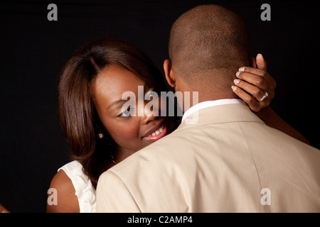 Carino americano africano coppia danzante e sorridente con il piacere e la gioia Foto Stock