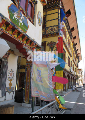 Bandiere di preghiera davanti a un negozio (per bandiere di preghiera), Paro, Bhutan Foto Stock