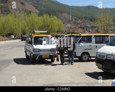 Bhutanese di taxi in attesa di passeggeri durante il festival di Paro, Paro, Bhutan Foto Stock