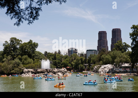 Messico, Città del Messico, turisti in barca sul lago in Bosque de Chapultepec (parco di Chapultepec) Foto Stock