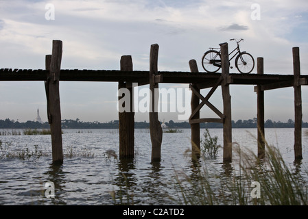 Amarapura, Myanmar, bicicletta parcheggiata su U Bein Bridge Foto Stock