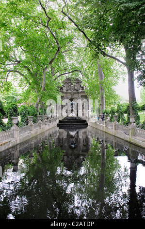 La fontana medicea (La Fontaine de MÄdicis), il Jardin du Luxembourg, Parigi, Francia Foto Stock