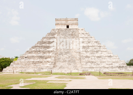 Messico, Yucatan Stato, Chichen Itza, la Piramide di Kukulcan (El Castillo), rovine maya Foto Stock