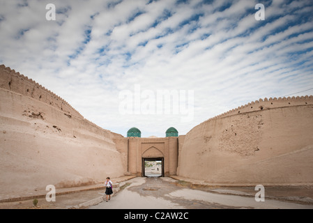 Uzbekistan, Khiva, Itchan Kala, vecchio muro e gate di Itchan Kala Foto Stock