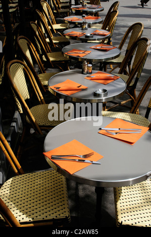 Set di tabelle con tovaglioli e utensili in cafè sul marciapiede Foto Stock