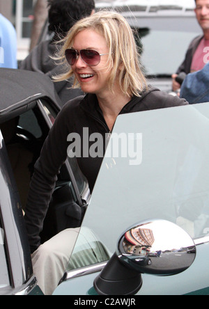 Renee Zellweger entra in una vettura mentre window shopping on Main St, Venezia Los Angeles, California, Stati Uniti d'America - 27.12.09 Foto Stock