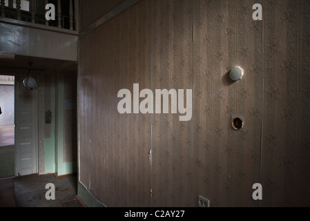 All'interno di run-down house Foto Stock