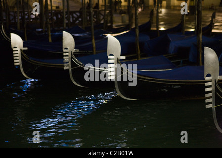 Gondole attraccate in Canal Grande di notte, Venezia, Italia Foto Stock