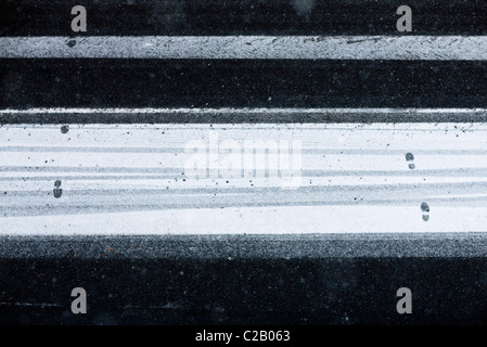 Impronte sulla crosswalk, ad alto angolo di visione Foto Stock
