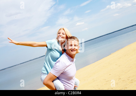 Ritratto di coppia felice in riva al mare Foto Stock