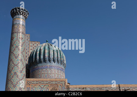 Uzbekistan, Samarcanda, Sher-Dor madrasah del Registan square Foto Stock