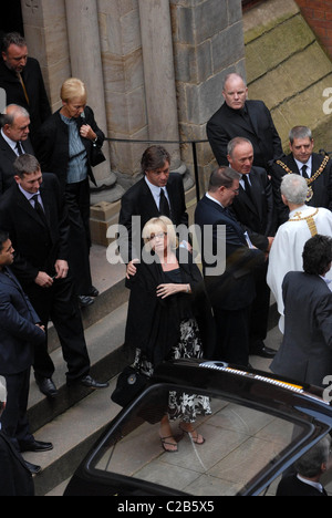 Richard Madeley e Judy Finnegan il funerale di Tony Wilson, il fondatore di "Factory Records". Il servizio è tenuto presso il Foto Stock