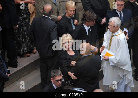 Richard Madeley e Judy Finnegan il funerale di Tony Wilson, il fondatore di "Factory Records". Il servizio è tenuto presso il Foto Stock