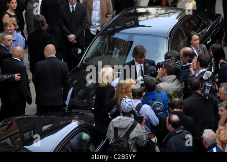 Richard Madeley e Judy Finnegan il funerale di Tony Wilson, il fondatore di "Factory Records". Il servizio è tenuto presso il Foto Stock