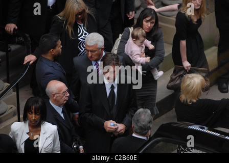 Richard Madeley e Judy Finnegan il funerale di Tony Wilson, il fondatore di "Factory Records". Il servizio è tenuto presso il Foto Stock