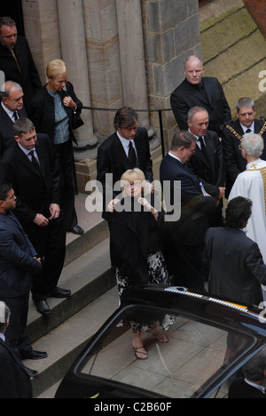 Richard Madeley e Judy Finnegan il funerale di Tony Wilson, il fondatore di "Factory Records". Il servizio è tenuto presso il Foto Stock