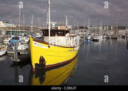 Yacht e barche ormeggiate nel porto di Sutton su Plymouth's Barbican nel Devon, Regno Unito. Foto Stock