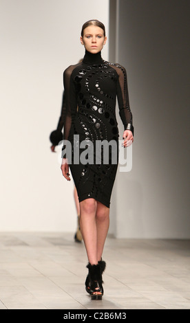 David Koma passerella AW 2011/2012 presso la London Fashion Week. Foto Stock