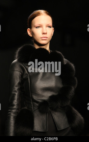 David Koma passerella AW 2011/2012 presso la London Fashion Week. Foto Stock