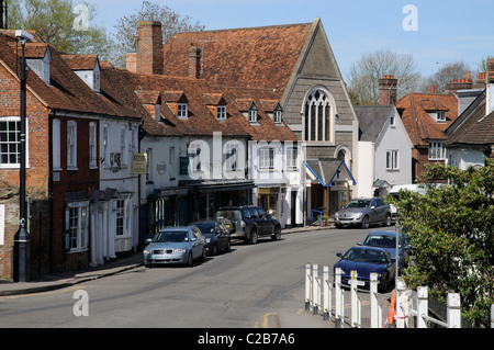 La piccola città storica di Hungerford in Berkshire REGNO UNITO Inghilterra conosciuta per i suoi negozi di antiquariato e negozi Foto Stock