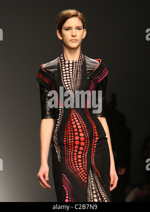 David Koma passerella AW 2011/2012 presso la London Fashion Week. Foto Stock