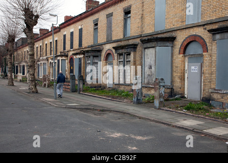 Saliti a bordo-up case di riqualificazione attendono in Toxteth, Liverpool Foto Stock