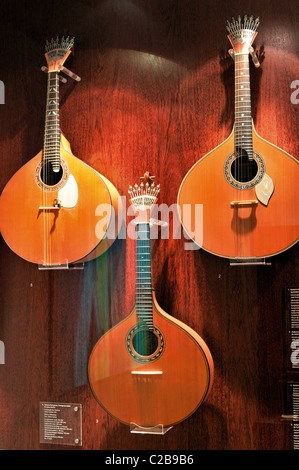 Il portogallo Lisbona: chitarre portoghese "Guitarra portuguesa' al Museo del Fado Foto Stock