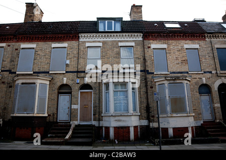 Solitaria casa occupata in imbarcati-up street, Anfield, Liverpool Foto Stock