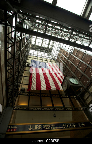 Ingresso alla Grand Central Station con la bandiera americana orgogliosamente esposti Foto Stock