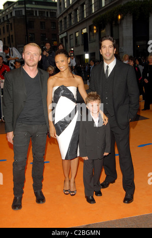 Simon Pegg, Thandie Newton, e David Schwimmer UK premiere di 'Esegui, Fat Boy, esegui" tenutasi presso l' Odeon West End - Arrivi Foto Stock