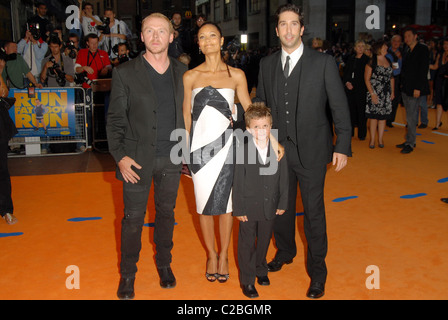 Simon Pegg, Thandie Newton, e David Schwimmer UK premiere di 'Esegui, Fat Boy, esegui" tenutasi presso l' Odeon West End - Arrivi Foto Stock