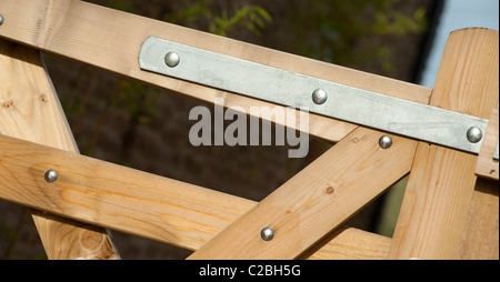 In prossimità di un nuovo cancello di legno. Foto Stock