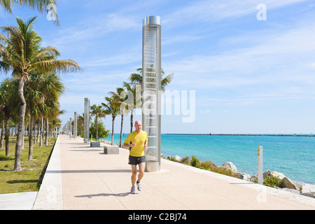 L'uomo jogging, South Pointe park, Miami Foto Stock