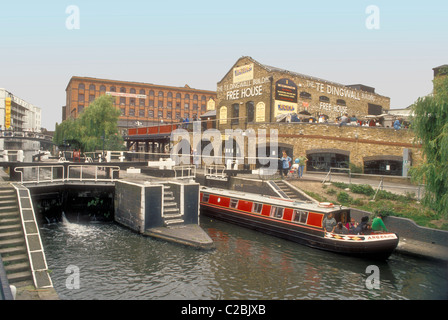 Un narrowboat a Hampstead Road Lock sul Regents Canal a Camden Town Londra Inghilterra REGNO UNITO Foto Stock