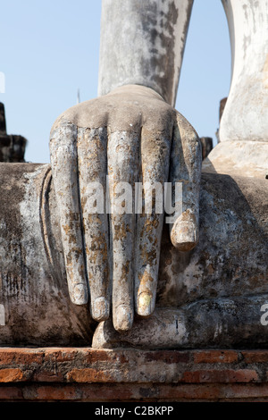 Statura di Buddha in mano Sukhothai Historical Park, sukhothai, Thailandia Foto Stock