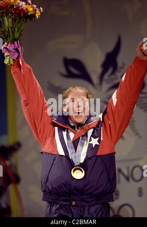 Picabo Street (USA) con la sua medaglia d'oro nel Super G alla 1998 Giochi Olimpici Invernali,Nagano, Giappone Foto Stock