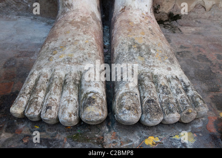 Statura di Buddha piede in Sukhothai Historical Park, sukhothai, Thailandia Foto Stock