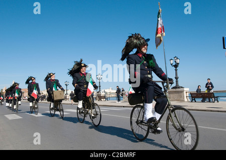 Bersaglieri esercito italiano italia uniformi uniforme di piume in cappelli hat su uno stile fresco ed elegante a cavallo bike bike cicli di ciclo Foto Stock