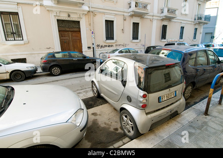 Smart Auto automobili piccola piccola estremità parcheggiata sul marciapiede di città in città breve Mercedes benz passo corto Foto Stock