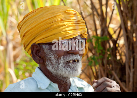 Ritratto di un anziano contadino indiano. Valsang Maharashtra India Foto Stock
