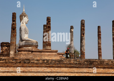 Statura di Buddha in Sukhothai Historical Park, sukhothai, Thailandia Foto Stock