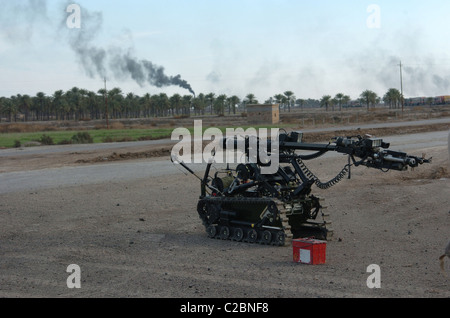 I membri del primo battaglione Welsh protezioni sul loro tour of duty in Iraq Bomb Disposal team a ottenere pronto a disinnescare un lato strada bo Foto Stock